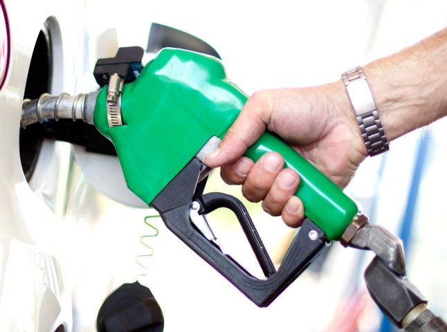 Експерт розповів, якою буде ціна на бензин та дизельне паливо