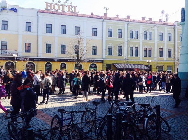 Студенти у центрі Мукачева вигукують: "Вийди, Балога!" Всі входи в ратушу заблоковані
