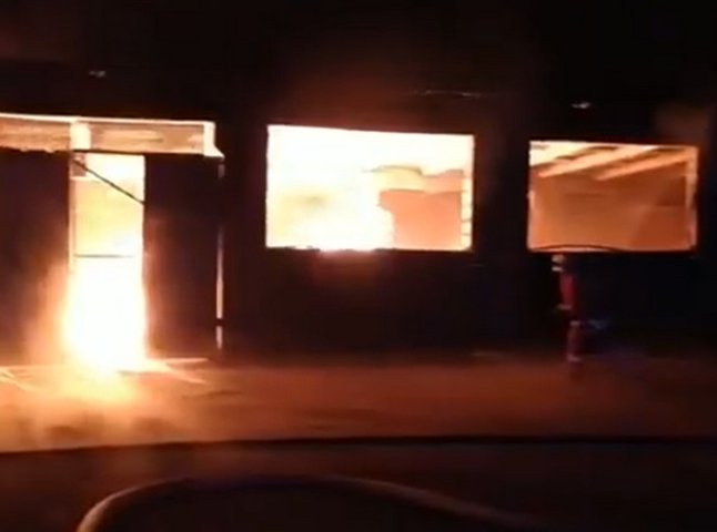 Масштабна пожежа у Хусті: рятувальники опублікували відео