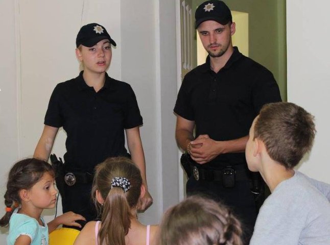 Ужгородські патрульні разом з дітьми шукали злочинця