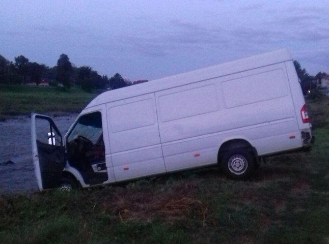 Чергова аварія сталась у місті над Латорицею: водій мікроавтобуса зіткнувся з білбордом і вилетів на набережну