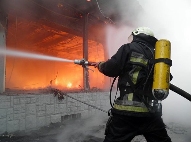 Закарпатські рятувальники витратять близько місяця на встановлення причин та збитків пожежі в універмазі "Україна"