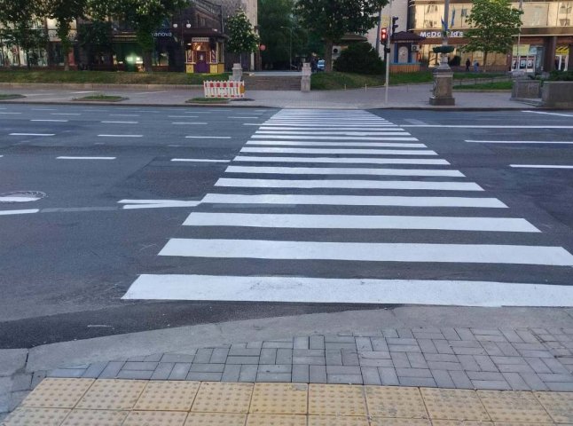 За скільки метрів до пішохідного переходу дозволена зупинка За скільки метрів до пішохідного переходу дозволена зупинка