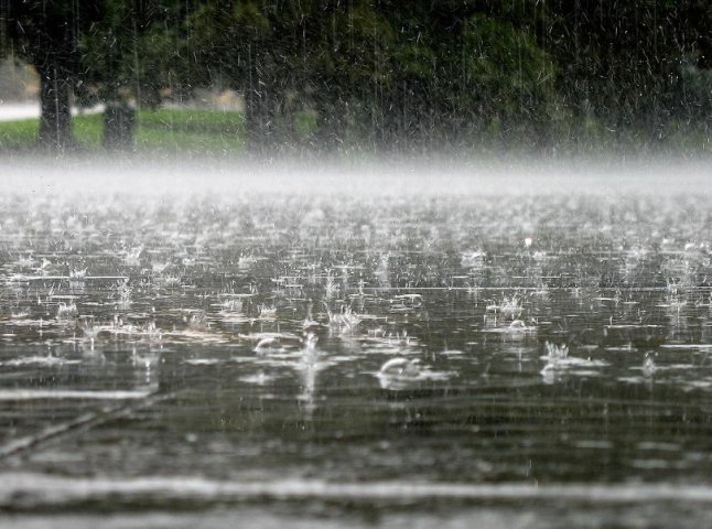 Грози, місцями сильні зливи та град: синоптики попередили закарпатців про негоду