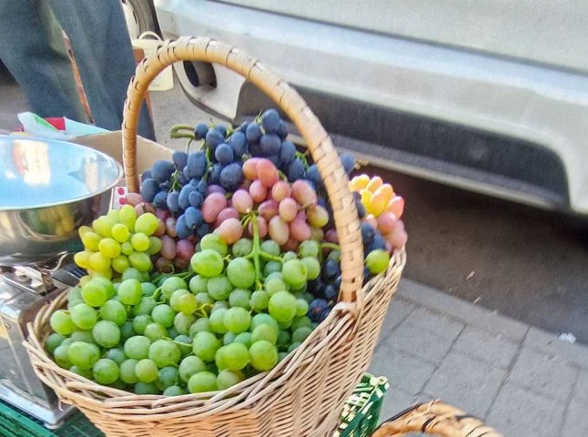 Скільки на ринку коштує закарпатський виноград нового урожаю