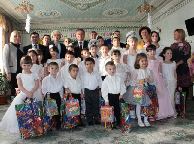 Олександр Ледида привітав зі святом Святого Миколая вихованців двох закладів на Свалявщині