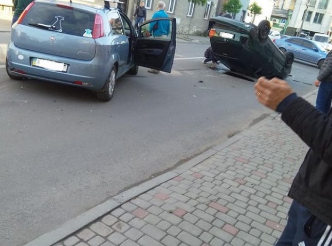 Аварія в Ужгороді: одна з автівок перекинулась на дах