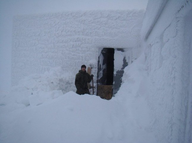 Туристи під час походів на гору Піп Іван залишають після себе сміття та безлад 