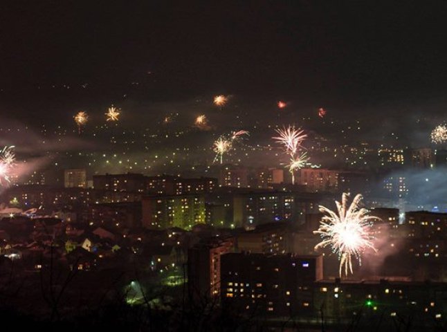 Небо в новорічну ніч над Мукачевом: користувачі соцмереж тиражують неймовірні фото