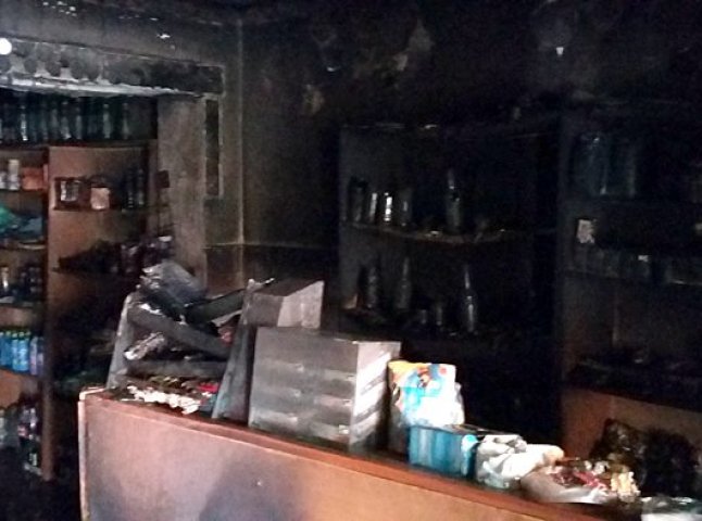 Внаслідок пожежі в кафе-магазині згоріли майже 10 тисяч гривень та частина товару