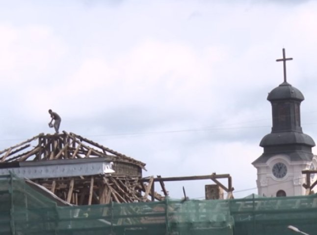 Ужгородську "Корону" розбирають: робітники пиляють дерев’яну конструкцію даху