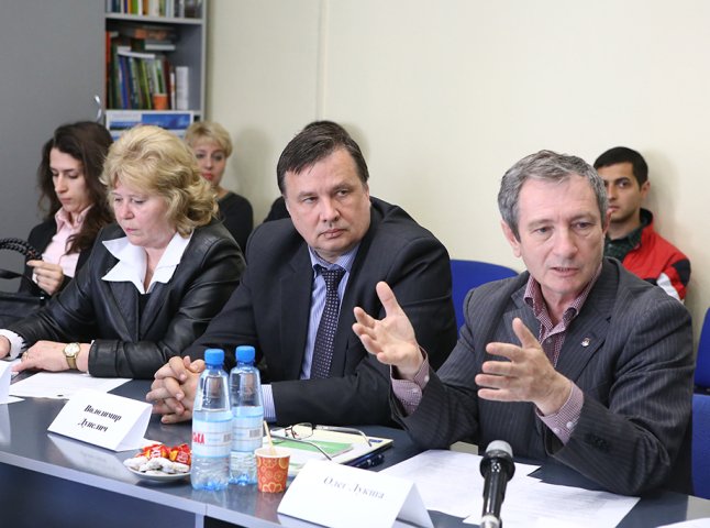 В Ужгороді говорили про те, як об’єднати країну та збалансувати інтереси центру і регіонів країни