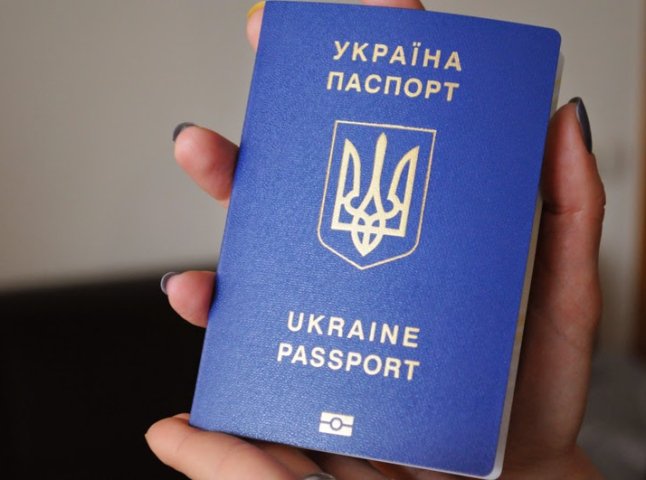 Кількість охочих закарпатців отримати закордонні паспорти зросла вдвічі