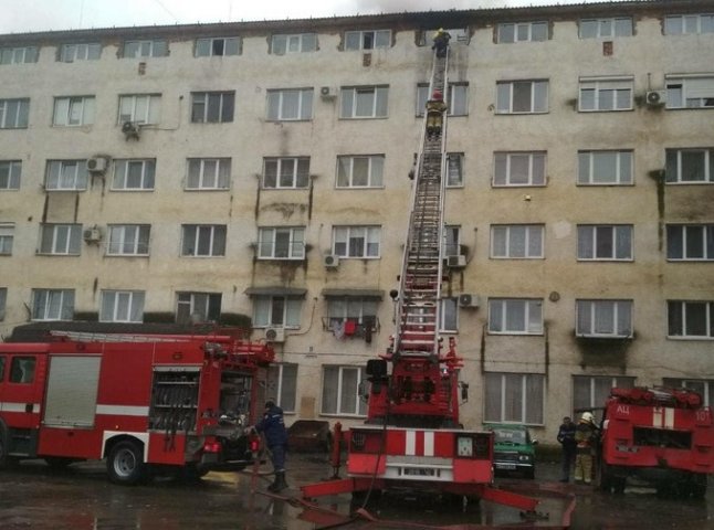 Ужгородські рятувальники розповіли про сьогоднішню пожежу в гуртожитку