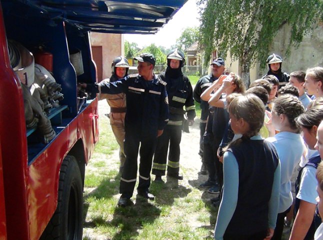Чопські рятувальники навчали школярів правильному поводженню під час екстремальних ситуацій (ФОТО)