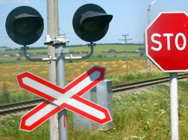 Повне нехтування правил: водій на швидкості переїхав закритий залізничний переїзд (ВІДЕО)