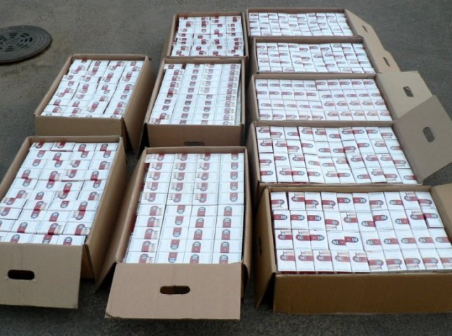 Закарпатські митники 1520 контрабандних пачок цигарок та іномарку "Hyundai"