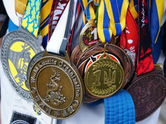 950 спортсменів та їхніх наставників пройшлися «Ходою чемпіонів» в Ужгороді