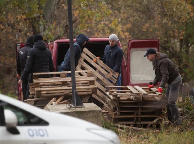 В Ужгороді біля словацького кордону "пересічники" протестують: до митного посту звозять дерев’яні піддони