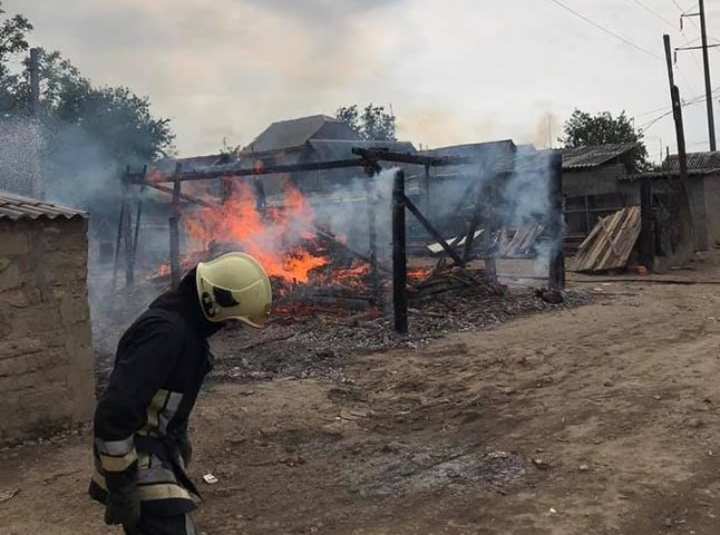 У Мукачеві в ромському поселенні спалахнула пожежа: фото та відео з місця події
