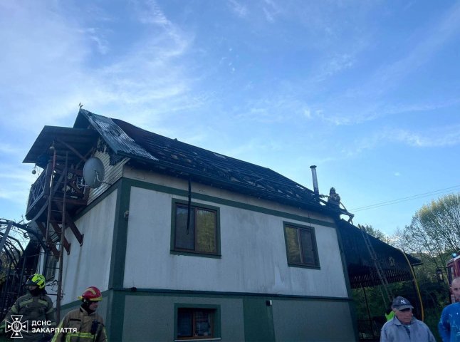 Власники та сусіди виносили майно, а пожежники рятували будинок на Тячівщині