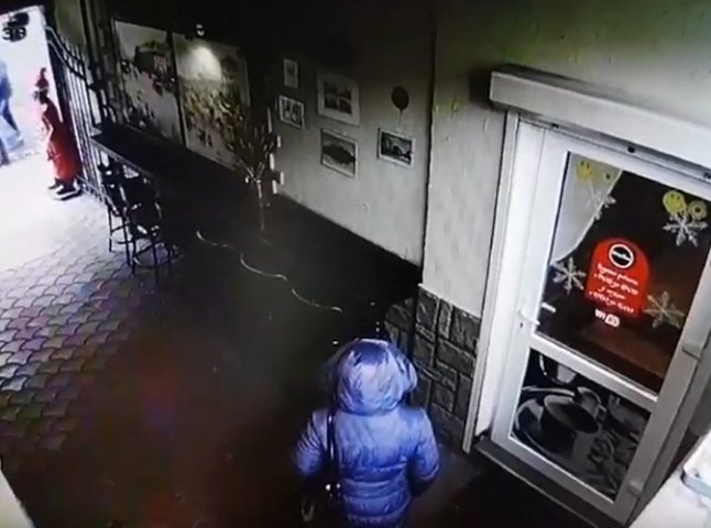 Камери зафіксували дивну крадіжку в центрі Мукачева