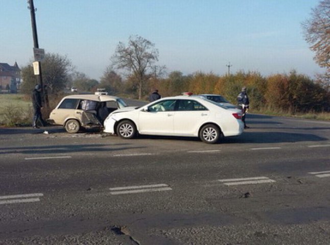 На Тячівщині зіткнулись «Тойота Кемрі» та «ВАЗ-21043»