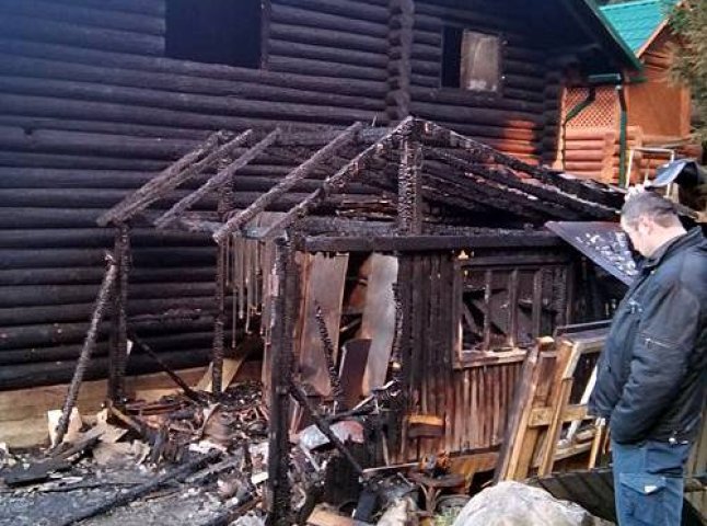 Пожежа у гаражі ледь не знищила дерев’яний будинок поруч