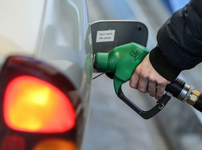 Бензин в Україні різко подешевшав, але АЗС урізали бонуси клієнтам