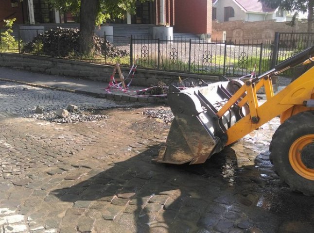 В Ужгороді проблеми з водопостачанням: прорвало водогін