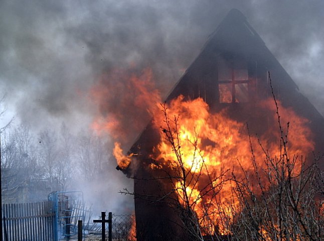 Чоловік через необережність підпалив свій будинок