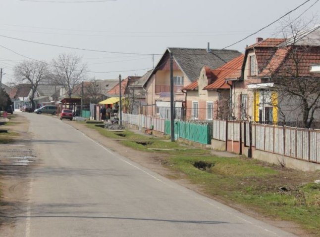 Унікальне село “між двома світами”, де зарплати європейські, а ціни українські