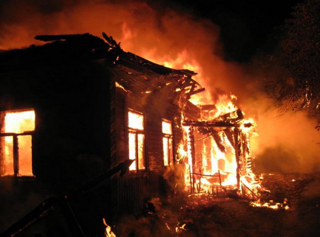 На Тячівщині вогнеборці ліквідували пожежу у житловому будинку