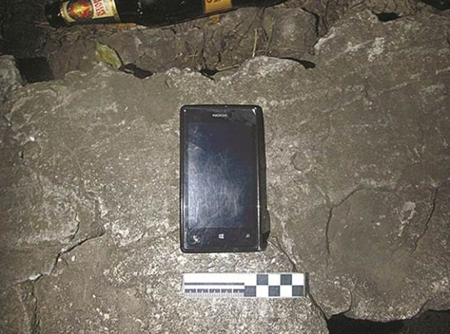 У Мукачеві четверо зловмисників напали на чоловіка, щоб вкрасти мобільний телефон