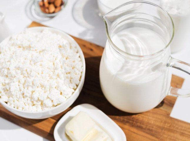 Ціни пішли донизу: скільки коштують сир, сметана та інше молочне