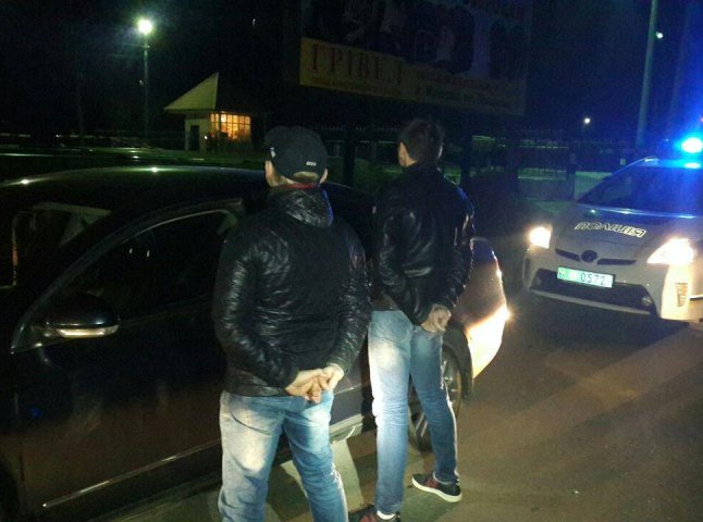 У Мукачеві поліція затримала юнаків на "Фольксвагені" з марихуаною та амфетаміном