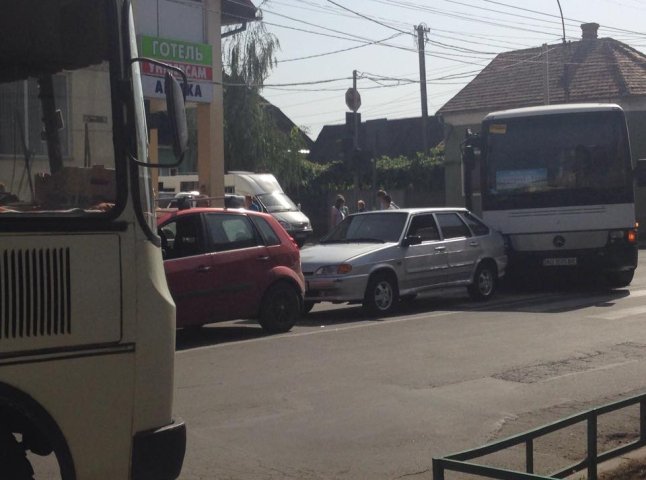 При виїзді із автостанції Мукачева на вулицю Миру трапилась ДТП