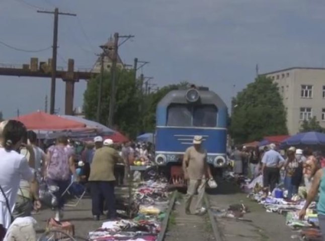 На Виноградівщині функціонує незвичайний ринок на залізничних коліях