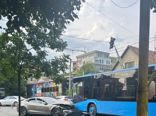 В Ужгороді Tesla врізалась в міський автобус