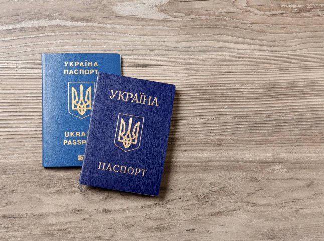 Закарпатцям пояснили, кому потрібно оновити паспорт та яка ціна оформлення