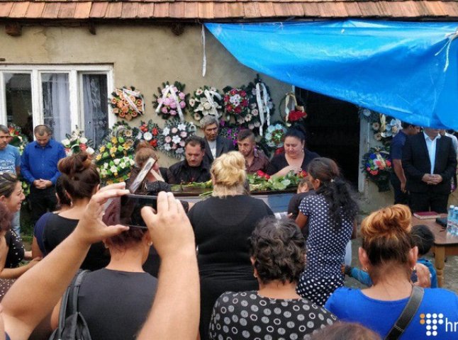 На Мукачівщині поховали хлопця, якого вбили поблизу Львова
