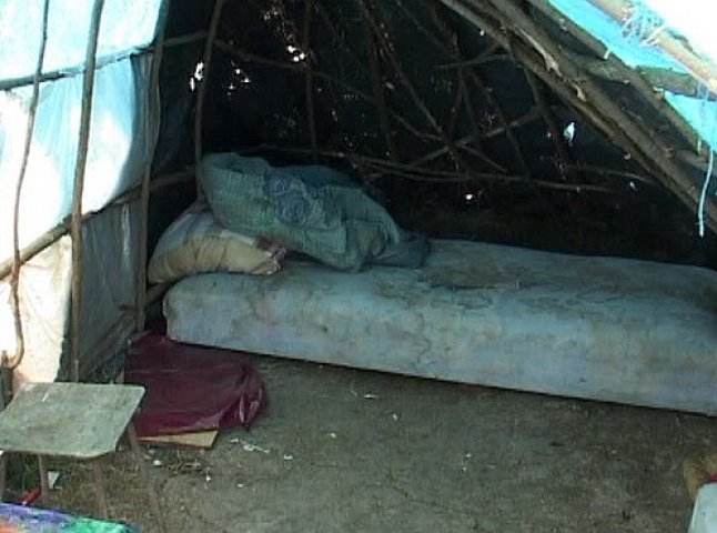 У Чопі в колибі серед поля від численних побоїв загинула жінка (ФОТО)