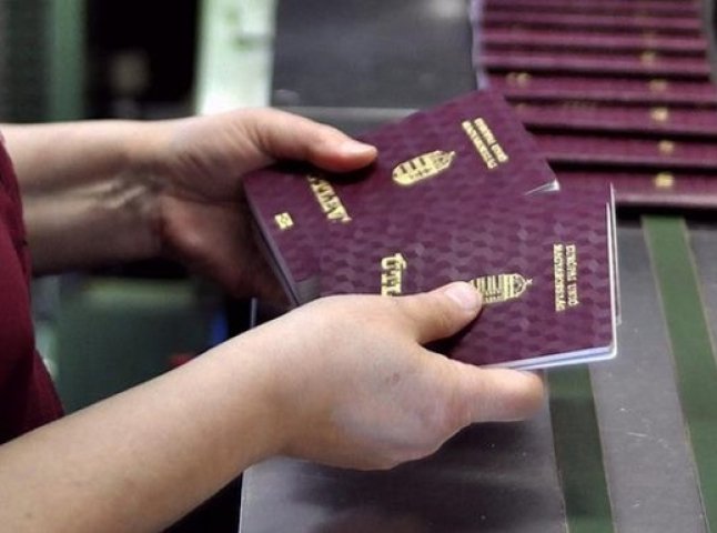 На Закарпатті таємно роздають угорські паспорти: реакція влади краю