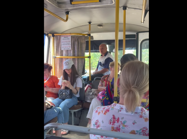 Фейсбук облетіло відео, яке зняли в одному із автобусів на Закарпатті