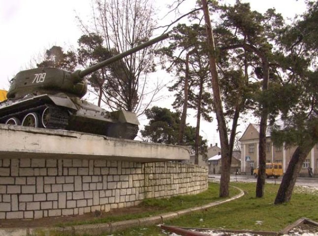 Біля танку у Мукачеві сталась потрійна ДТП