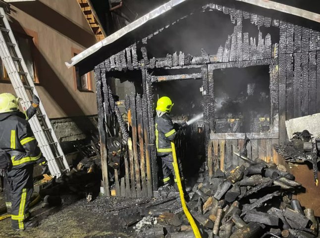 У Рахові рятувальники запобігли знищенню трьох житлових будинків