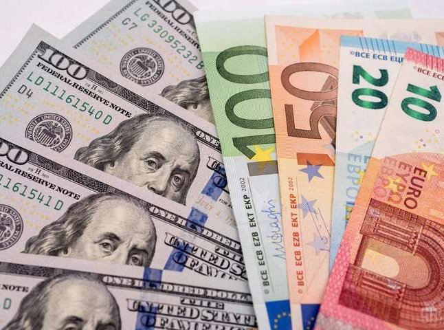 Долар та євро продовжують падати