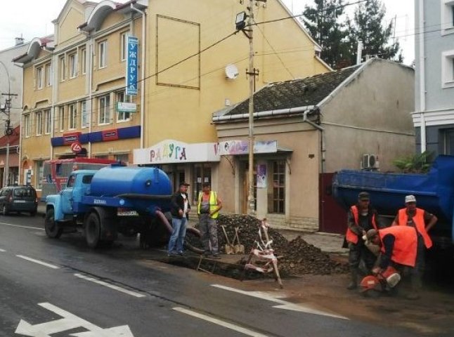 Ужгородські комунальники перерили вулицю Швабську