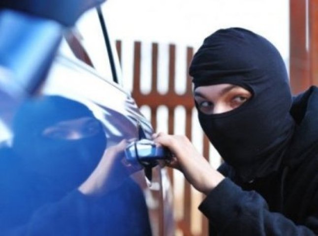 Через незачинені двері автомобіля злочинець вкрав 30 тисяч гривень
