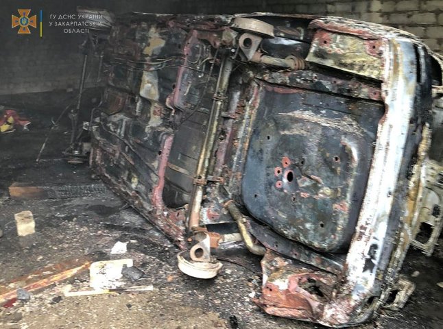 В Ужгороді вогонь знищив автомобіль